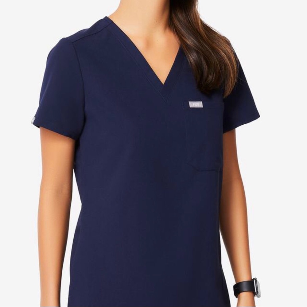 Women’s FIGS Catarina 1 pocket top size MED